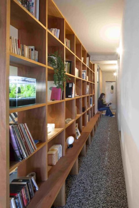 マンションリノベーション、たすかけ 吉祥寺ラボ、通り庭、本棚、ベンチ