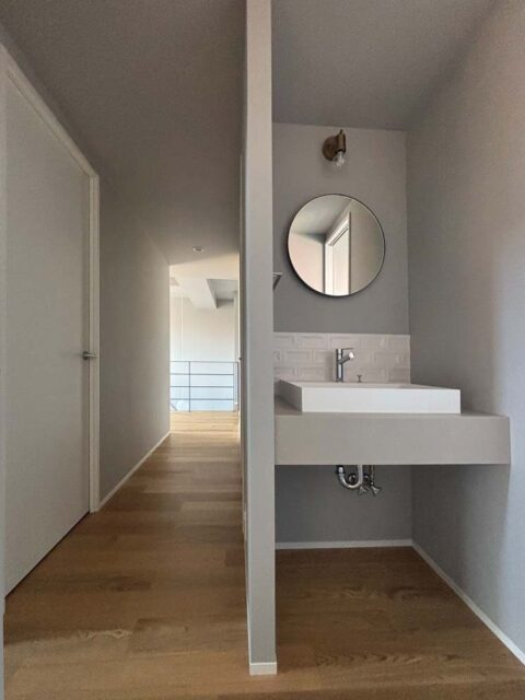 戸建てリノベーション、錬(れん)、廊下洗面、丸型ミラー、オープンタイプ