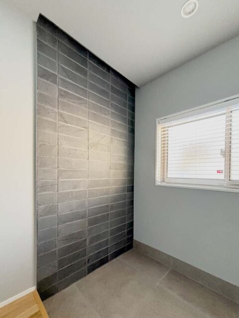 戸建てリノベーション、錬(れん)、溶岩タイル、採光、アクセントウォール