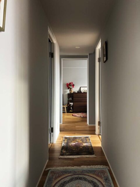 戸建てリノベーション、錬(れん)、廊下、ラグ、個室