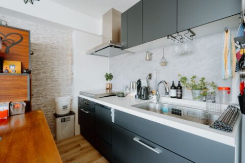 マンションリノベーション、湘南リフォーム、キッチンパネル、見せる収納、I型キッチン