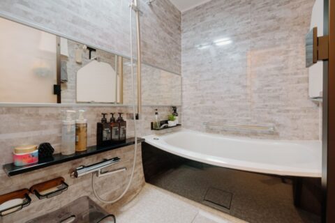 マンションリノベーション、湘南リフォーム、鏡面パネル、横長ミラー、サイズアップ