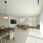 「株式会社Standard」の「リゾートホテルの心地よさを満喫する住まい。既存の廊下をリノベーションでフル活用」