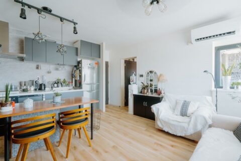 マンションリノベーション、湘南リフォーム、壁付けキッチン、吊戸棚、ダクトレール