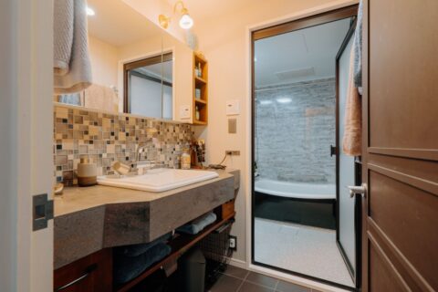 マンションリノベーション、湘南リフォーム、タイル壁、造作洗面台、人工大理石