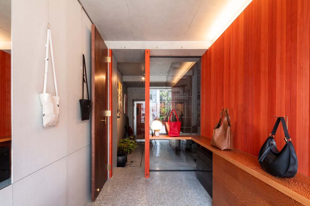 リノベーション事例「職住一体のビルリノベ。不便さも楽しみながら美しいデザインに」