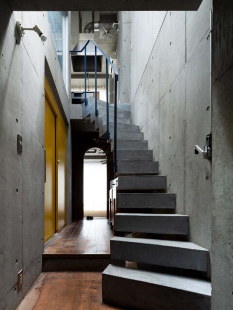 戸建てリノベーション、古谷野工務店、躯体現し、曲がり階段、アーチ開口