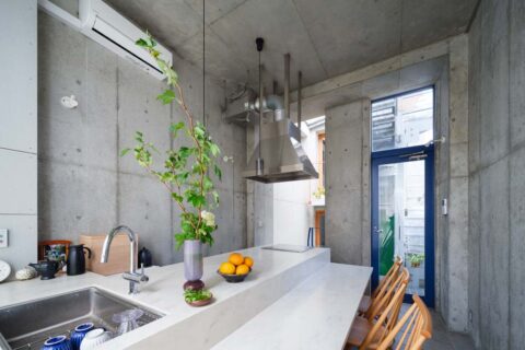 戸建てリノベーション、古谷野工務店、コンクリート、テーブル一体キッチン、ダイニングキッチン