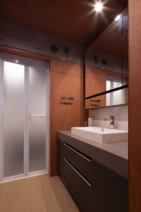 戸建てリノベーション、古谷野工務店、板張り壁、合板、ベッセル式