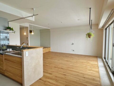 マンションリノベーション、a.design(エーデザイン)、ハンガーパイプ、小上がり、インナーテラス