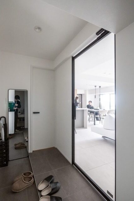 マンションリノベーション、CLOCK(クロック)、透明ガラス、ガラス入り扉、アルミフレーム