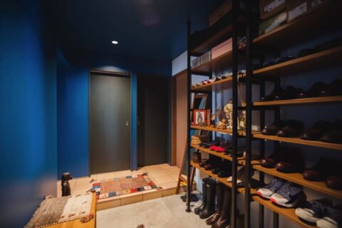 マンションリノベーション、アズ建設、玄関収納、オープン靴入れ、ディープブルー