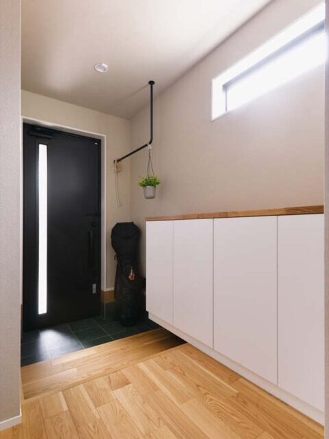戸建リノベーション、スタイル工房、玄関、上がり框、ハンガーパイプ