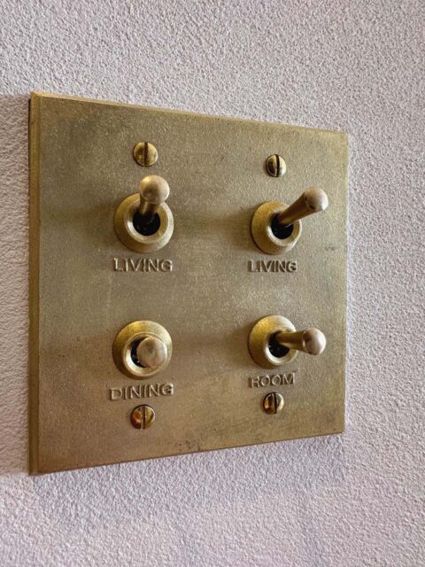 マンションリノベーション、a.design(エーデザイン)、トグルスイッチ、真鍮色、レトロ