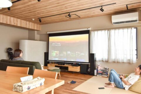 マンションリノベーション、フィールドガレージ(FIELDGARAGE)、プロジェクタースクリーン、アール壁、板張り天井