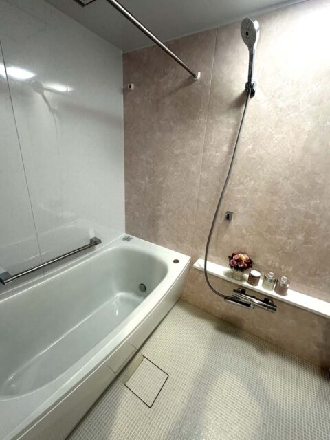 マンションリノベーション、リノベーション東京、パイプハンガー、アクセントパネル、鏡なし浴室