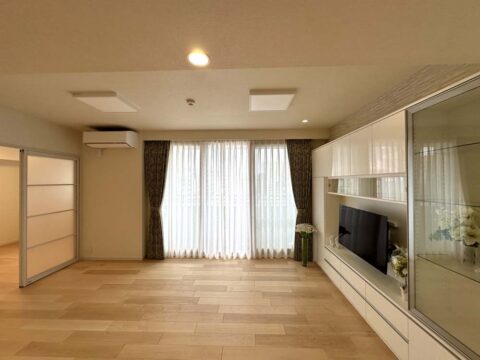 マンションリノベーション、リノベーション東京、カーテン、掃き出し窓、壁面収納