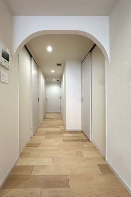 マンションリノベーション、リノベーション東京、アーチ壁、廊下、引き戸