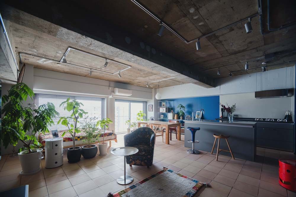 マンションリノベーション、アズ建設、躯体現し、テラコッタ、アクセントウォール