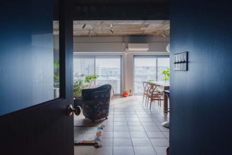 マンションリノベーション、アズ建設、テラコッタ、コンクリート、ディープブルー