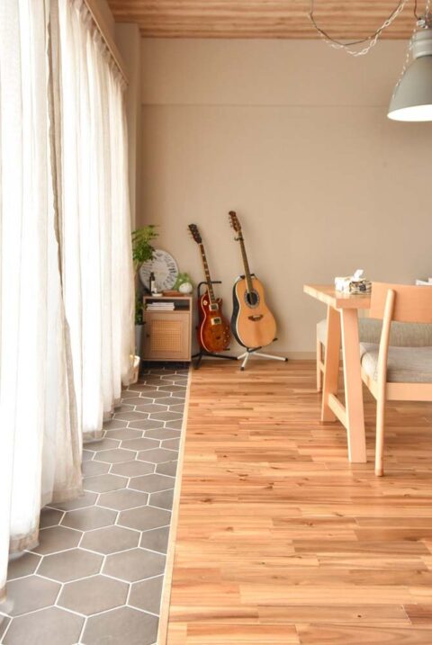 マンションリノベーション、フィールドガレージ(FIELDGARAGE)、インナーテラス、ヘキサゴンタイル、タイル床