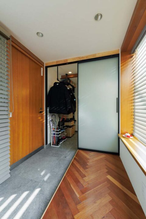 戸建てリノベーション、One's Life Home、ヘリンボーン、引き戸、玄関収納
