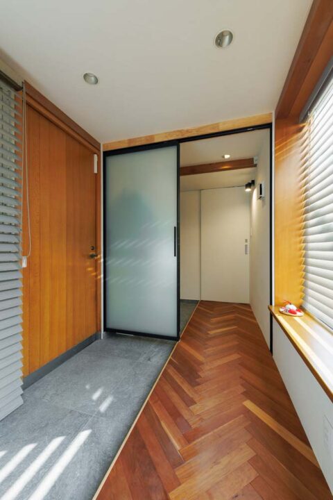 戸建てリノベーション、One's Life Home、ヘリンボーン、玄関収納、引き戸