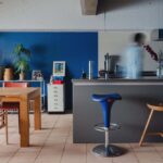 「アズ建設」の「子どもの独立を見据えたフルリノベーション。テラコッタとディープブルーが映えるヴィンテージ空間」