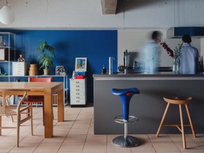 「アズ建設」の「子どもの独立を見据えたフルリノベーション。テラコッタとディープブルーが映えるヴィンテージ空間」