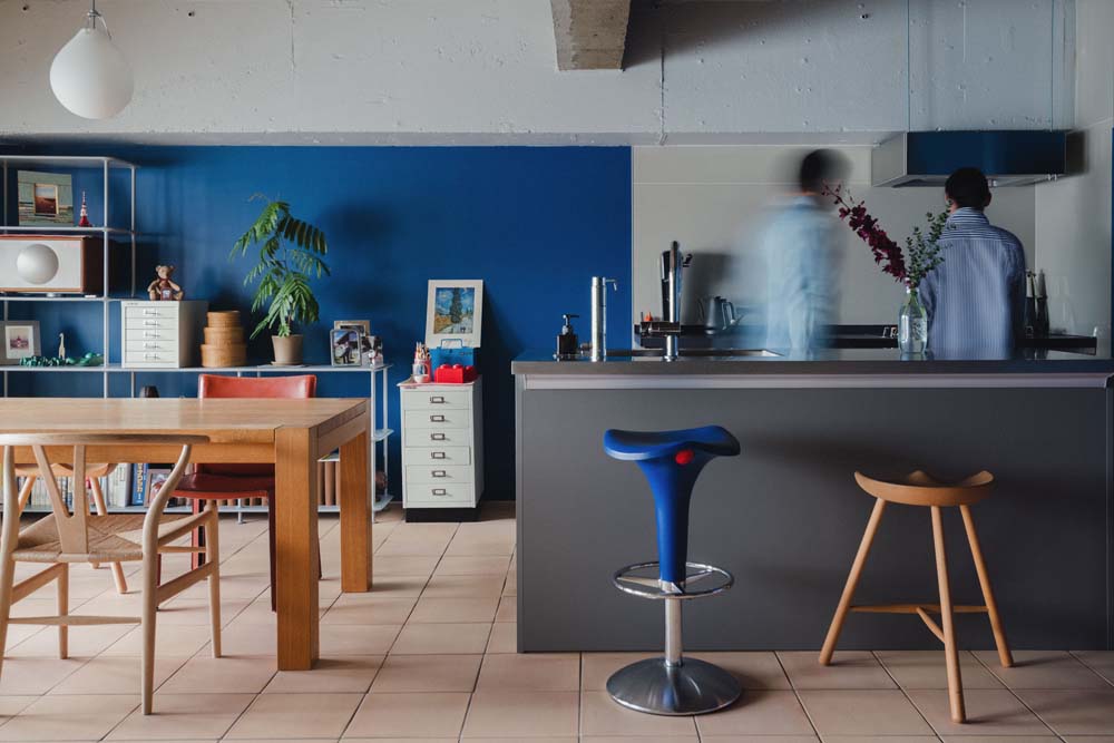 リノベーション事例「子どもの独立を見据えたフルリノベーション。テラコッタとディープブルーが映えるヴィンテージ空間」