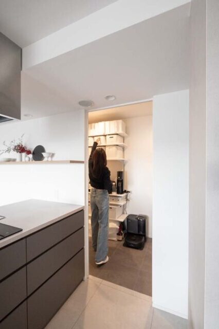 マンションリノベーション、CLOCK(クロック)、パントリー、家事動線、ウォークスルー