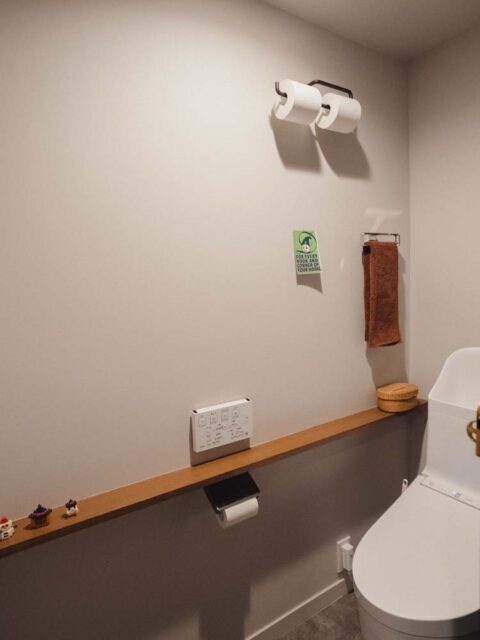 マンションリノベーション、アズ建設、トイレ収納、棚付き紙巻き器、ペーパー置き場