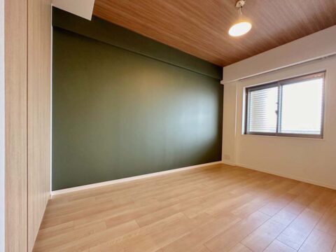 マンションリノベーション、a.design(エーデザイン)、アクセントウォール、グリーン壁、板張り天井