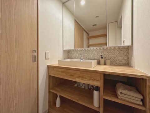 マンションリノベーション、a.design(エーデザイン)、タイル壁、収納三面鏡、片寄せボウル