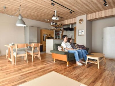 「フィールドガレージ(FIELDGARAGE)」の「バーカウンターでくつろぐ住まい。予算配分も最適なワンストップリノベーション」