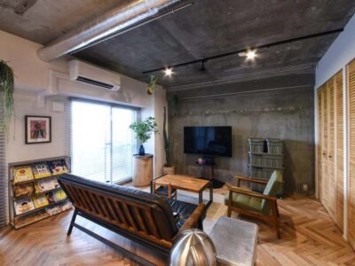 「アートリフォーム」の「家具・タイル・植物が響き合うインダストリアルな空間へ。フルリノベで動きやすい間取りも実現！」