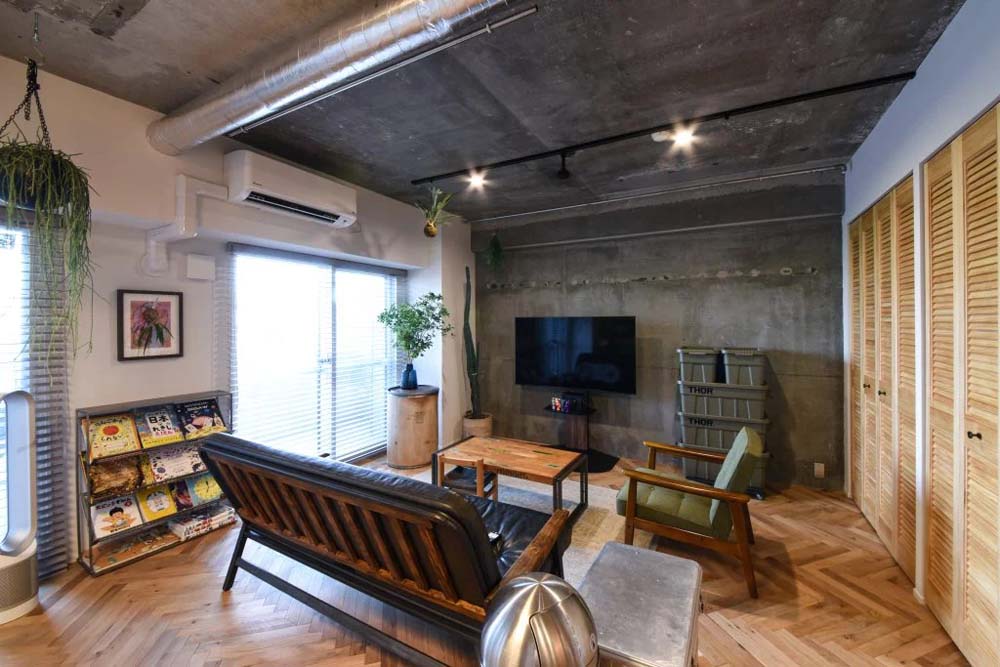 リノベーション事例「家具・タイル・植物が響き合うインダストリアルな空間へ。フルリノベで動きやすい間取りも実現！」