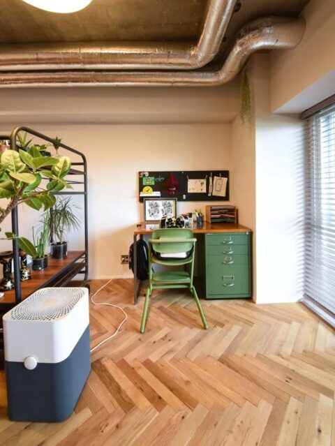 マンションリノベーション、アートリフォーム、ヘリンボーン、無垢フローリング、露出配管