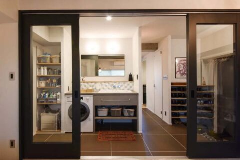 マンションリノベーション、アートリフォーム、造作洗面台、ガラス戸、タイル壁