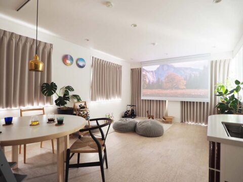 マンションリノベーション、空間社、プロジェクタースクリーン、コルクフロア、ビーズクッション