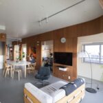 「ゼロリノベ」の「アール壁でゆるやかに空間をつなぐ。北欧家具と自然が溶け合うワンルームリノベーション」