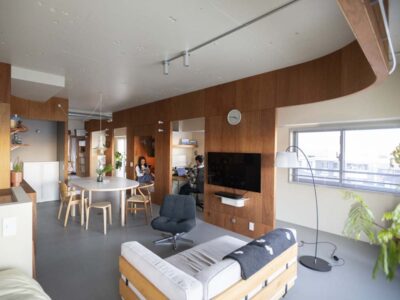 「ゼロリノベ」の「アール壁でゆるやかに空間をつなぐ。北欧家具と自然が溶け合うワンルームリノベーション」