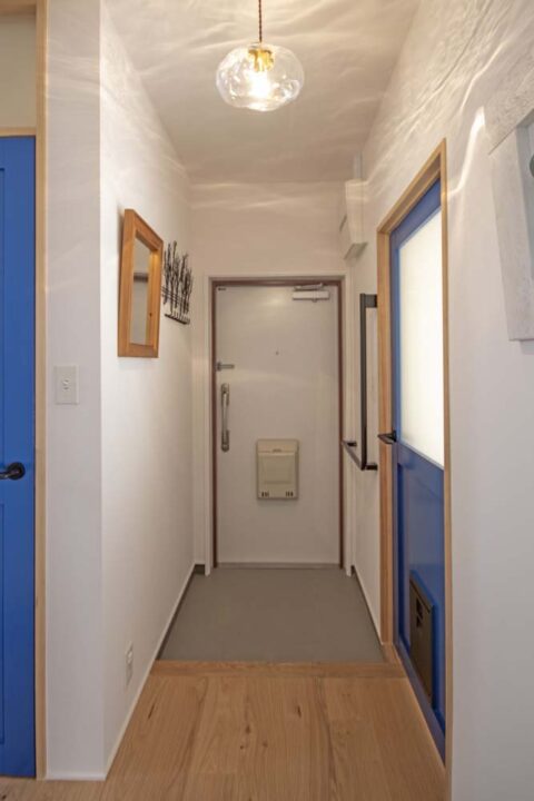 マンションリノベーション、吉永建築デザインスタジオ、青い扉、玄関手すり、ペンダント照明