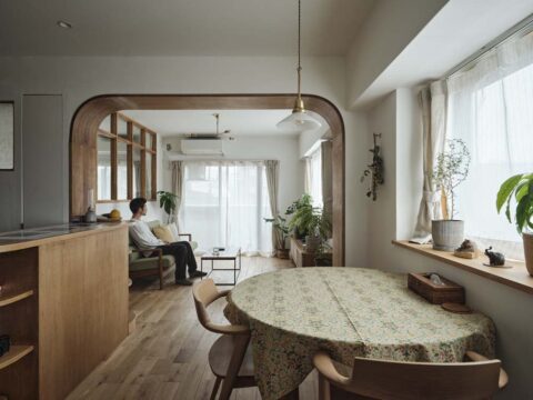 マンションリノベーション、ハコリノベ、アーチ開口、キッチンカウンター、室内窓