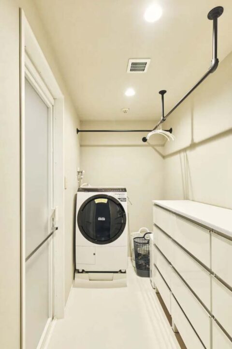 マンションリノベーション、SHUKEN Re(シュウケンアールイー)、脱衣室、ランドリールーム、パイプハンガー