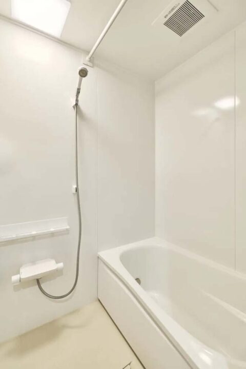 マンションリノベーション、SHUKEN Re(シュウケンアールイー)、白、ベージュ、ハンガーパイプ