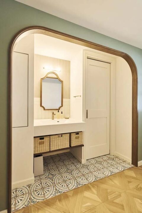 マンションリノベーション、SHUKEN Re(シュウケンアールイー)、アーチ開口、モールディング、タイル床