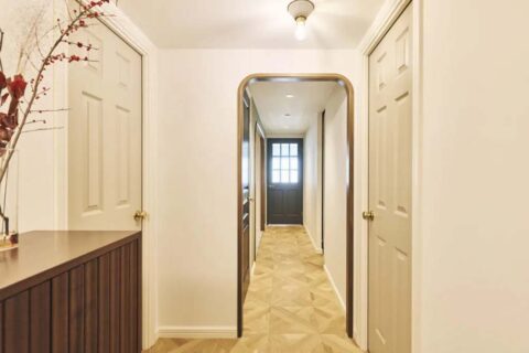 マンションリノベーション、SHUKEN Re(シュウケンアールイー)、アーチ開口、框扉、パーケットフローリング