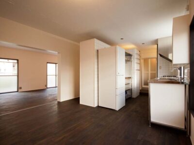 「吉永建築デザインスタジオ」の「憧れのオーダーメイドキッチンを主役にした団地リノベーション。自由なくらし方に似合うシンプルな箱」