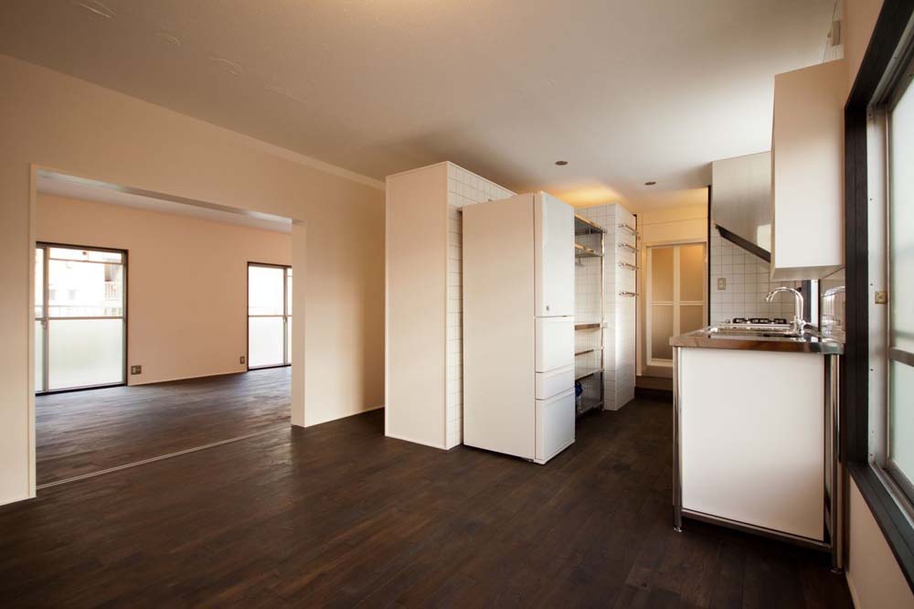 リノベーション事例「憧れのオーダーメイドキッチンを主役にした団地リノベーション。自由なくらし方に似合うシンプルな箱」